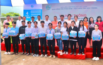 Hơn 600 triệu đồng học bổng và sổ tiết kiệm cho sinh viên, học sinh và trẻ mồ côi ở huyện Trần Đề, Sóc Trăng