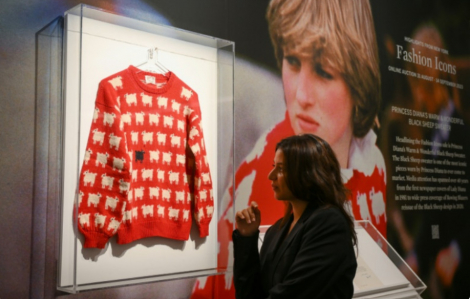 Áo len của Công nương Diana được bán đấu giá 1,1 triệu USD