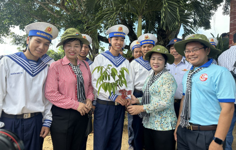 Tấm lòng đoàn đại biểu TPHCM gửi đến cán bộ, chiến sĩ đảo Hòn Khoai