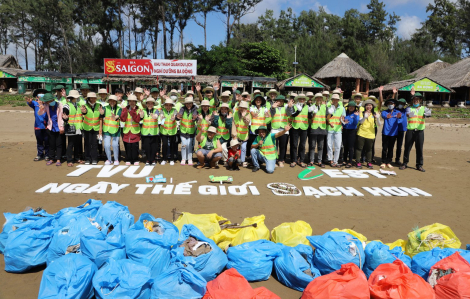 Trà Vinh tổ chức làm sạch rác thải ở bãi biển du lịch Ba Động
