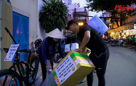 Chàng trai 9X đạp xe khắp phố phường lượm ve chai tặng người khó khăn