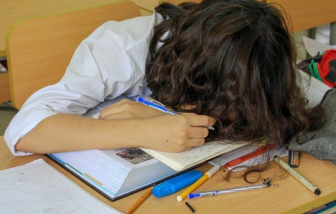 Một học sinh bị rối loạn lo âu vì học suốt ngày đêm