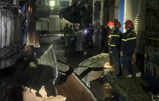 Nhà tốc mái, cây đổ hàng loạt ở TPHCM