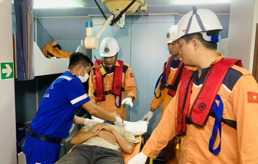 Kịp thời cứu ngư dân gặp nạn trên biển
