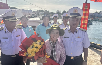 Đoàn đại biểu TPHCM tặng quà, trang thiết bị cho quân, dân đảo Hòn Đốc và Phú Quốc