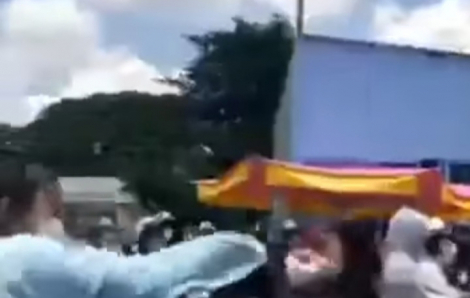Nữ sinh ở Bạc Liêu bị đánh tới tấp bằng nón bảo hiểm