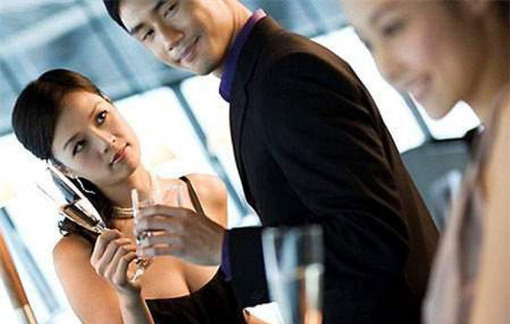 Chồng hay nhìn gái đẹp, đang ăn cũng ngoái lại nhìn