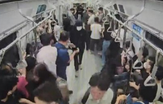Lo sợ bị tấn công, nhiều người giẫm đạp lên nhau trên tàu điện ngầm Seoul