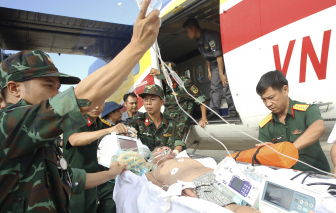 Máy bay đưa ngư dân bị bệnh nặng từ đảo Trường Sa vào bờ điều trị