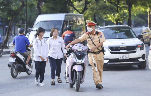 Nhà xa, cha mẹ bận là lý do phụ huynh đưa ra khi học sinh đầu trần, chạy xe máy đi học