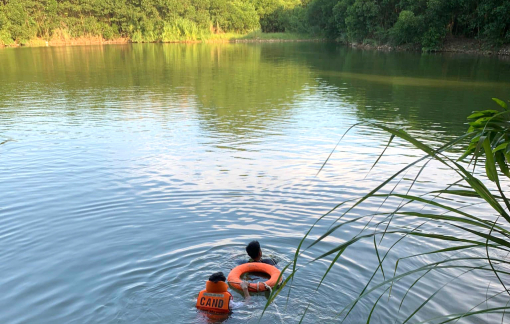 Tắm ở mỏ đá dừng khai thác, 2 nữ sinh lớp 7 đuối nước thương tâm