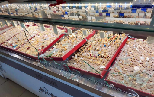 Truy bắt 2 đối tượng cầm vật giống súng cướp tiệm vàng ở Khánh Hòa