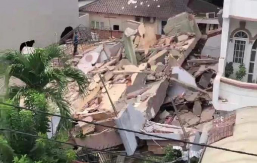 Sập nhà 4 tầng ở quận Bình Thạnh, nhiều người mắc kẹt bên trong