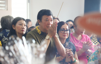 Vợ chồng NSƯT Bảo Quốc từ Mỹ về Việt Nam cúng Tổ nghề cùng đồng nghiệp