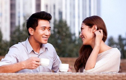 Chồng thường xuyên nhắn tin, gọi điện cho người yêu cũ