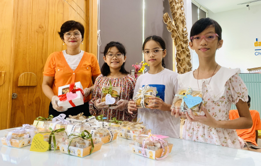 Trung thu sẻ chia từ những chiếc lồng đèn, hộp bánh handmade tặng bạn khó khăn