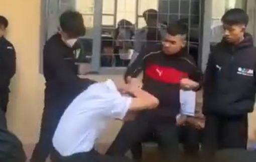 Xác minh vụ nam sinh bị đánh hội đồng ngay trước lớp học