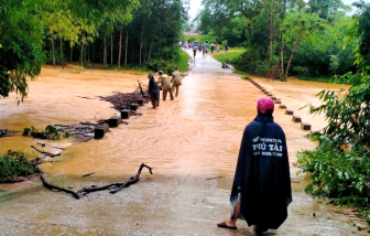 Hơn 4.000 học sinh Hà Tĩnh phải nghỉ học do mưa lớn, nhiều thôn bản vùng cao Quảng Bình bị chia cắt