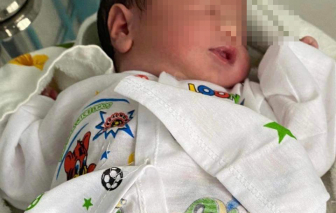 Phát hiện một bé trai sơ sinh bị bỏ rơi bên vệ đường ở An Giang
