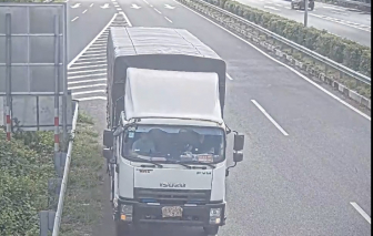 Phạt tài xế dùng giẻ che biển số để đi lùi trên cao tốc TPHCM - Long Thành - Dầu Giây