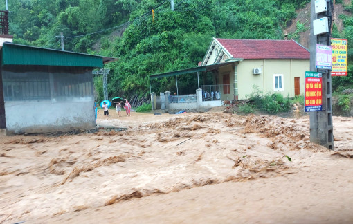 Lũ lụt, sạt lở nhiều nơi ở Nghệ An, người dân phải sơ tán khẩn cấp