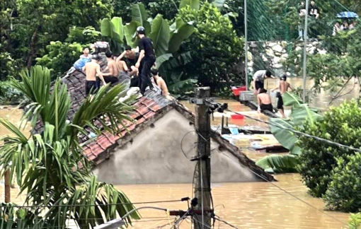 Nước lũ lên quá nhanh, 40 học sinh phá nóc nhà kêu cứu