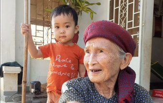 95 tuổi, bà vẫn vác cuốc ra đồng