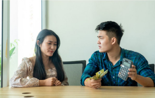 Chồng mua két sắt cất tiền riêng