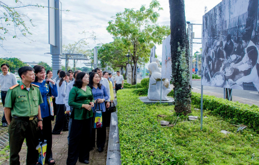 Hậu Giang: Triển lãm hơn 100 bức tranh áo bà ba xưa và nay