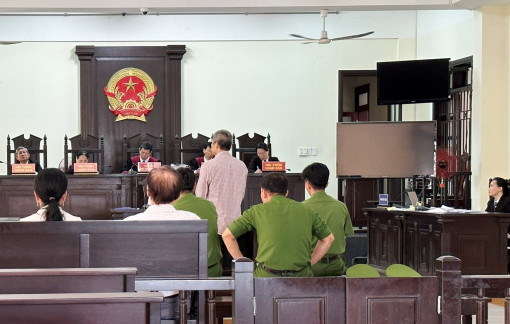 Cháu ruột làm giấy tờ giả chiếm đoạt tài sản của cậu