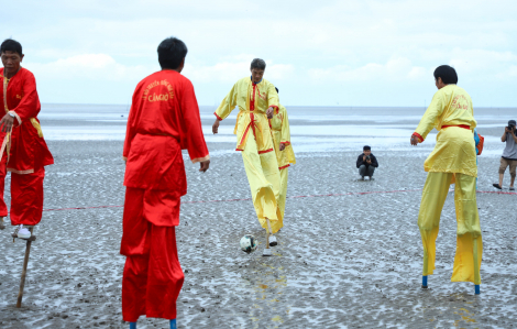 Người dân làng biển tranh tài gay cấn trong trận đá bóng bằng cà kheo
