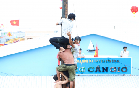 Thanh niên làng biển thi nhau trèo cột gỗ giành vật phẩm