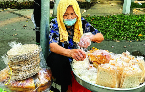 Mâm bánh của ngoại Tư