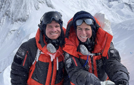 Cặp đôi khiếm thính chinh phục đỉnh Everest truyền cảm hứng