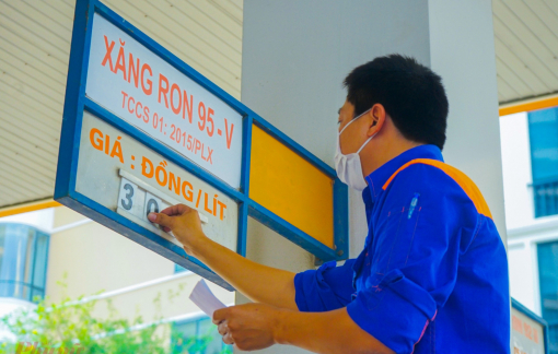 Giá xăng giảm 900 đồng/lít