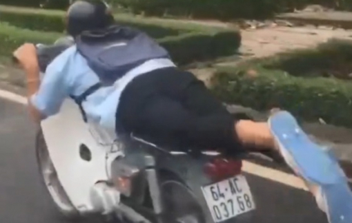 Thanh niên nằm dài điều khiển xe máy trước trụ sở UBND tỉnh Vĩnh Long