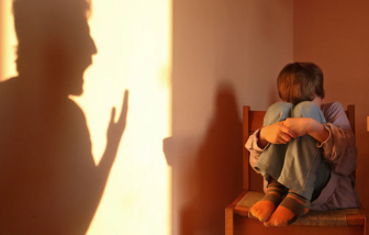 Người lớn la mắng trẻ em có thể gây hại như lạm dụng tình dục hoặc thể chất
