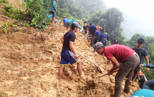 Sạt lở đất vùi lấp nhiều tuyến đường, núi nứt toác đe dọa hàng trăm hộ dân