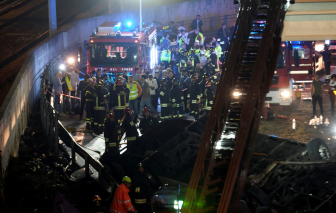 Ý: Xe buýt rơi khỏi cầu vượt, 21 người tử vong