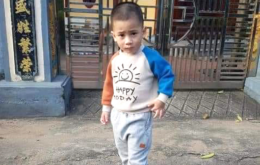 Bé trai 4 tuổi mất tích bí ẩn khi chơi trước cổng nhà người thân