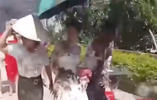 Cô dâu, chú rể bị người yêu cũ của chú rể hắt bùn trên đường đón dâu