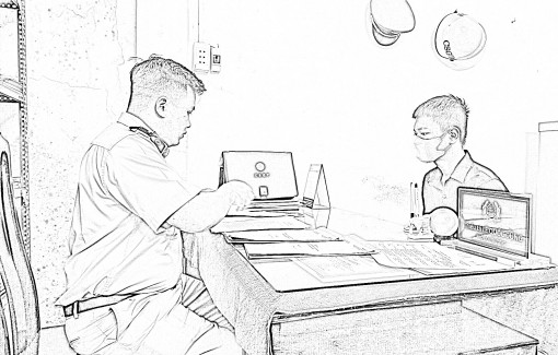 Nam sinh nằm lái xe máy trước trụ sở UBND tỉnh Vĩnh Long