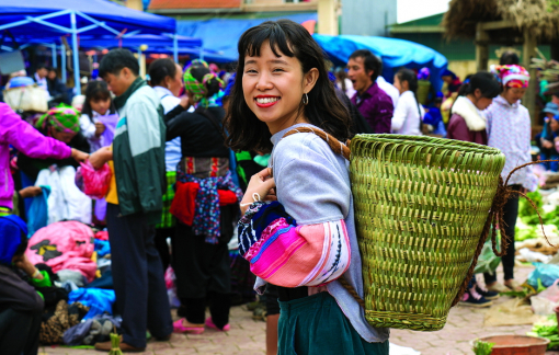 Theo người Hà Nhì về bản