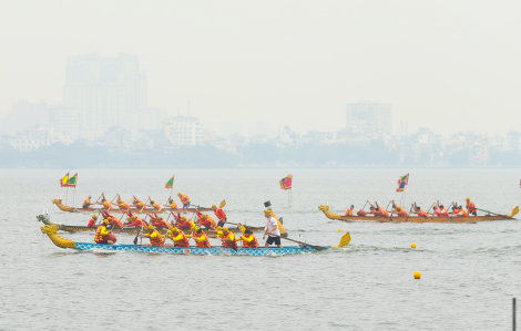 Hàng trăm vận động viên tranh tài giải đua thuyền rồng Hồ Tây
