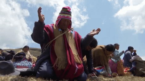 Sợ chết khát, người dân Bolivia lên núi lập đàn cầu mưa