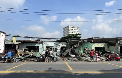 Xe đầu kéo “càn quét” 6 ki ốt ở TP Thủ Đức, nhiều người may mắn thoát chết