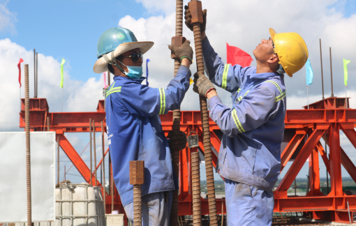 Cận cảnh cầu Mỹ Thuận 2 trước ngày hợp long