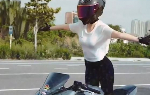 Công an xác minh clip người mẫu Ngọc Trinh lái xe mô tô thả 2 tay