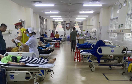 Xe khách 16 chỗ va chạm xe tải, 13 người thương vong