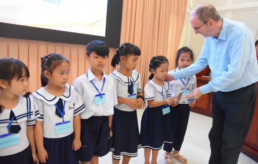 Hậu Giang: Tân Hiệp Phát tặng quà cho 150 học sinh có hoàn cảnh đặc biệt khó khăn